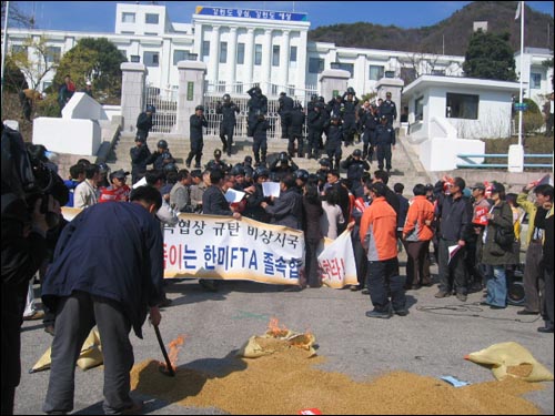 소화기를 들고 진입하는 경찰. 